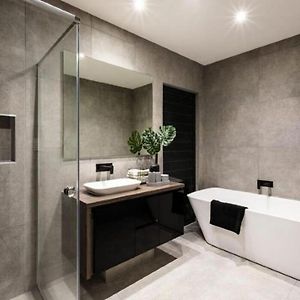 Hotel Luxe Manor Near Delhi Airport